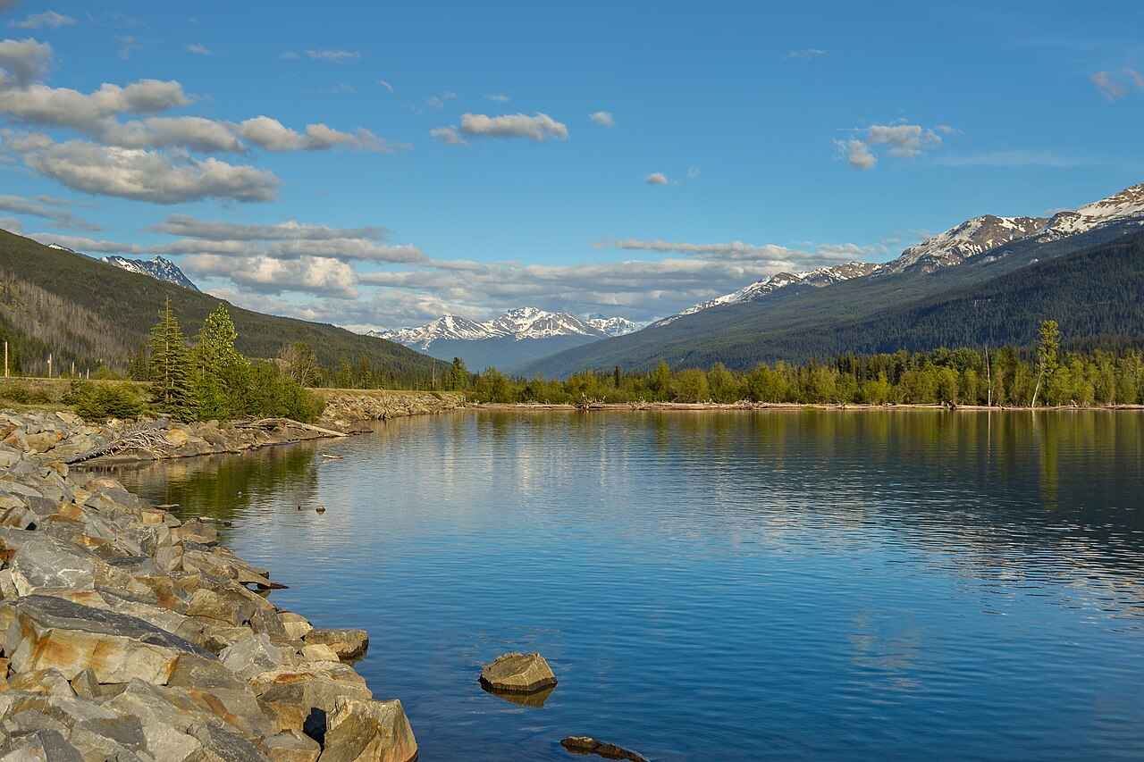 Moose Lake与Yellowhead Highway